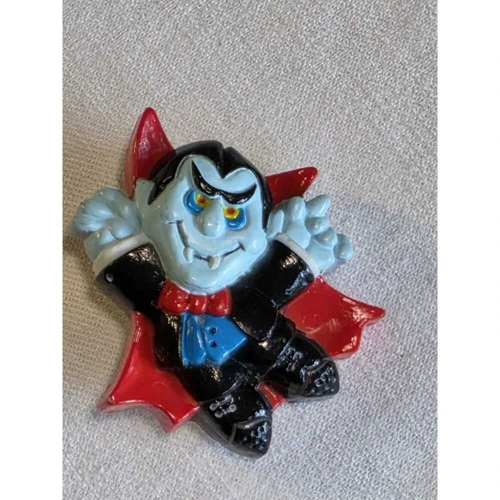 Vintage 1981 Hallmark Vampire Dracula Halloween Brooch Pin Plastic Figural 3D
